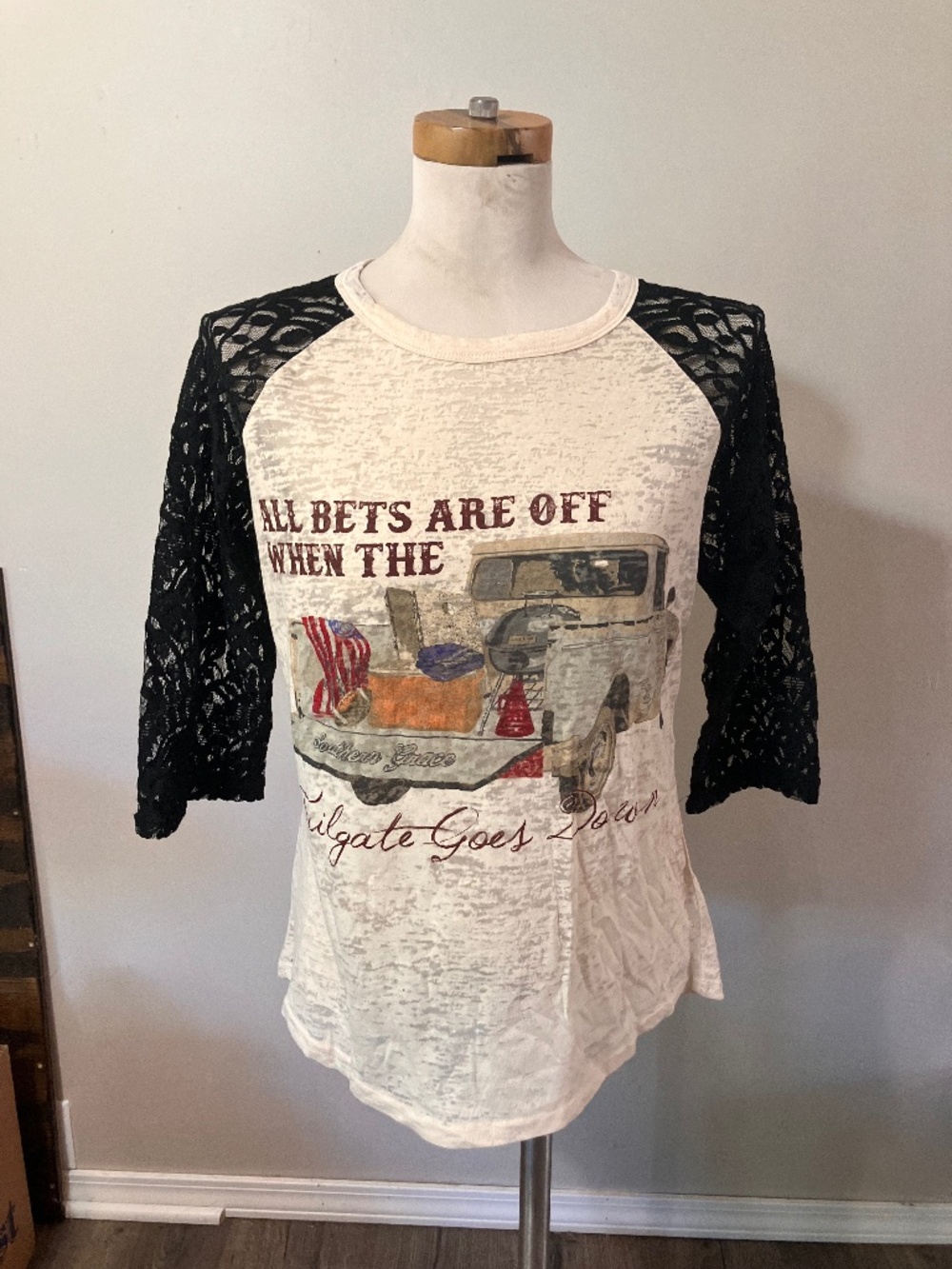 Southern Grace Tailgate Black Lace Raglan Top Medium
